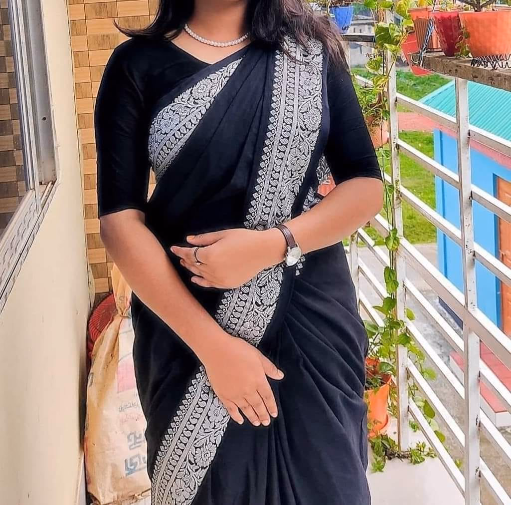 স্পেশাল প্রিমিয়াম কালো জবা শাড়ি কম্বো ব্লাউজ পিস্ সহ — image 2