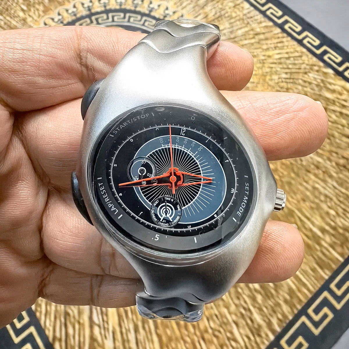 Vintage Y2K Retro Alloy Quartz Watch — image 3