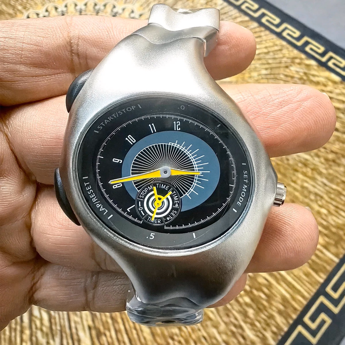 Vintage Y2K Retro Alloy Quartz Watch — image 9